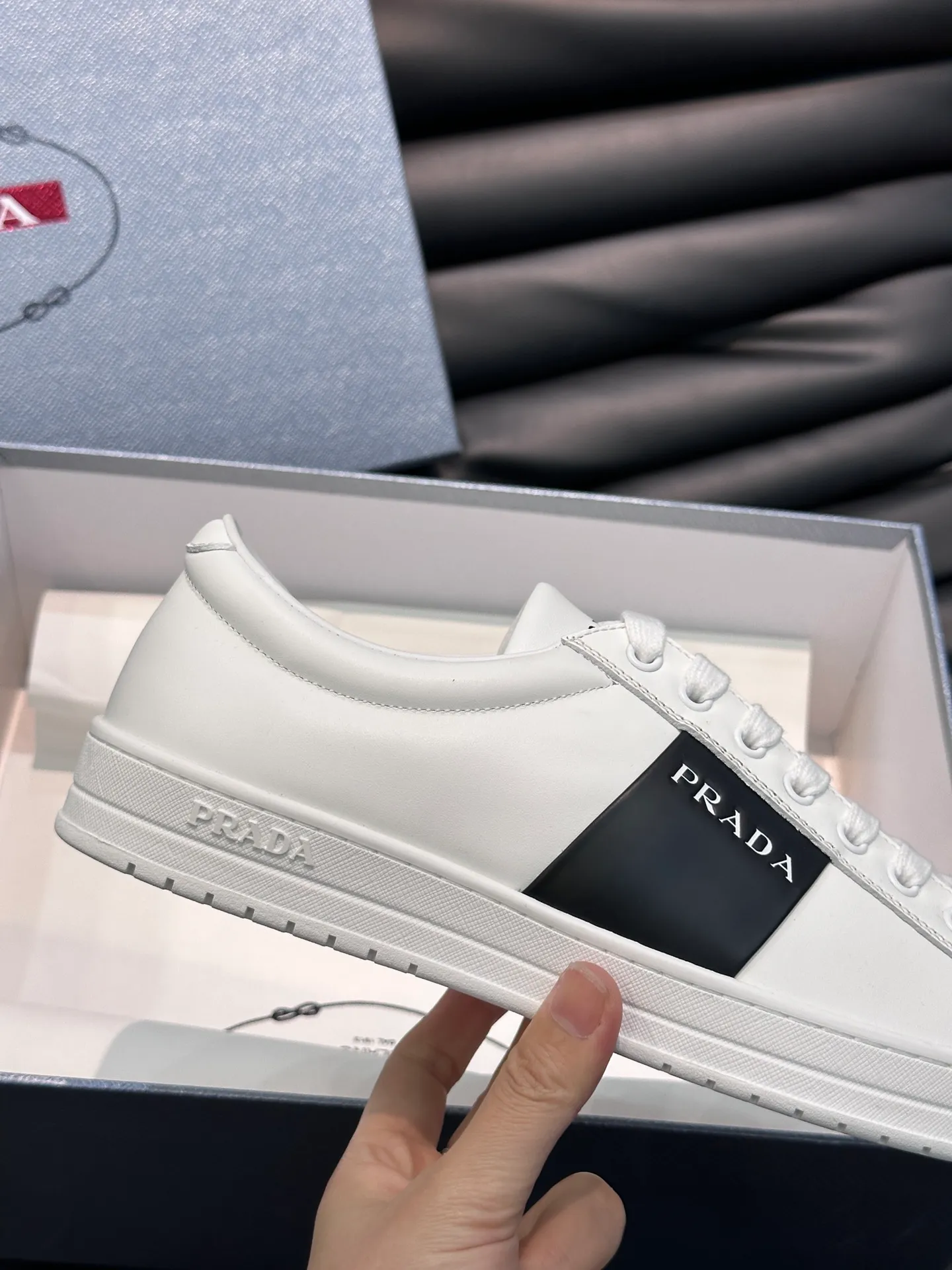 Men's shoes 💰p360 "Men's shoes 💰pRAD*" Prada's new high-end men's casual sports shoes. This leather sports shoe uses calfskin upper. The body of the shoe interprets the Prada letter brand logo from multiple angles. The brand logo is embellished on one side of the upper, all explaining the brand style. Sheepskin lining, lightweight, comfortable and durable! Size: 38-44